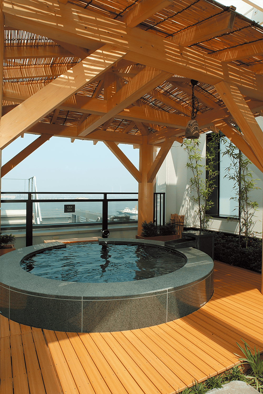 The round open-air tub